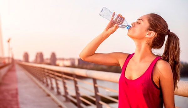 mujer bebiendo agua